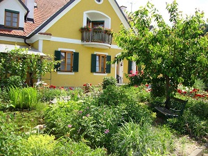 Unser Bauernhaus mit viel Grün im Vorgarten