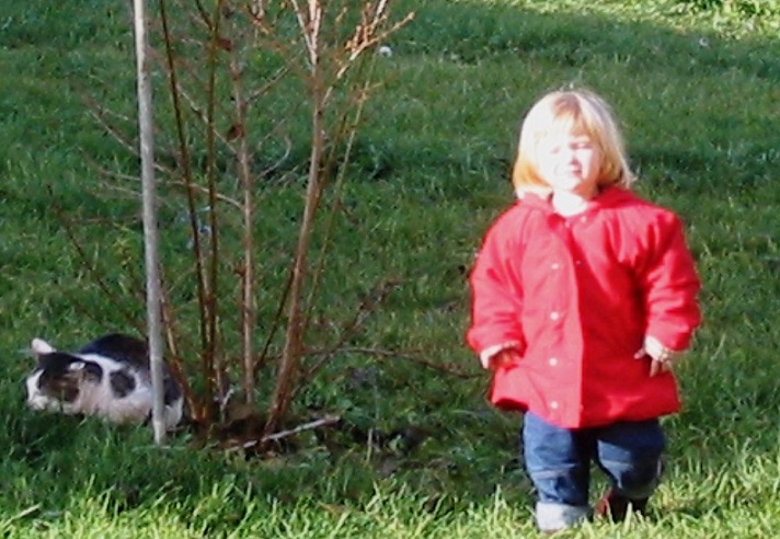 Kind im Herbstregen