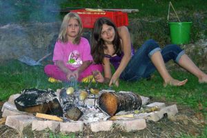 Kinder am Lagerfeuer
