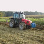 unser Traktor beim Pflügen