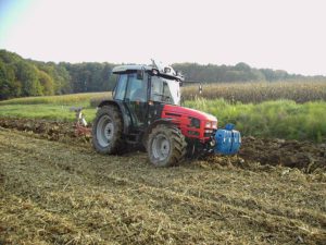 unser Traktor beim Pflügen