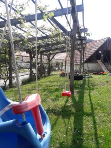 Der Spielplatz mit einigen Schaukeln und einer Sandkiste