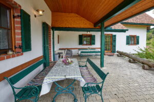 Eine Terrasse mit viel Platz und Blick auf dem Ort