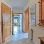 Geräumiger, heller Eingangsbereich mit Garderobe. Die Türen sind aus Vollholz.