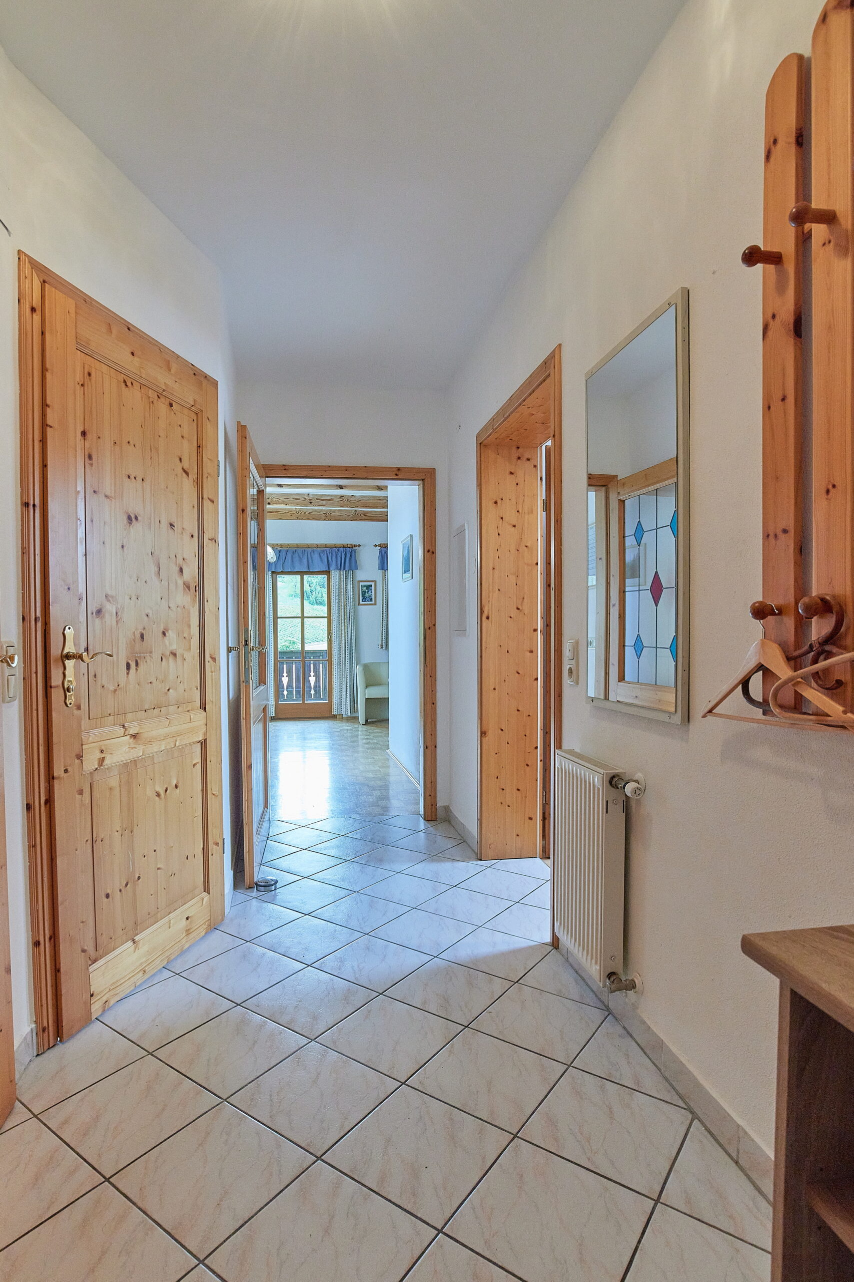 Geräumiger, heller Eingangsbereich mit Garderobe. Die Türen sind aus Vollholz.