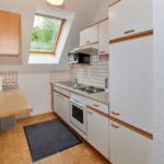 Auch die Küche der Wohnung Sunnseitn ist hell und mit viel Holz ausgestattet. Sie ist ausreichend groß.