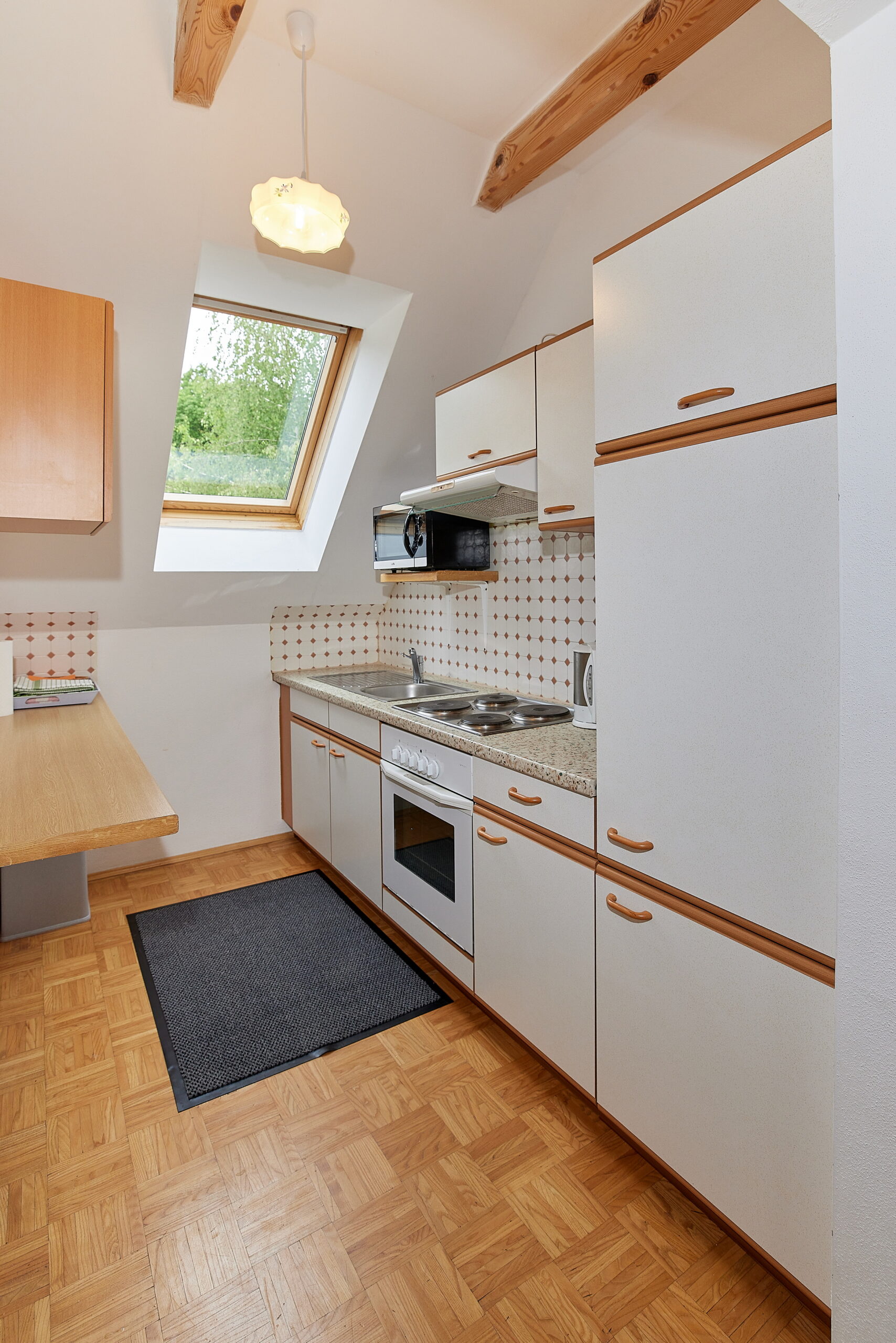 Auch die Küche der Wohnung Sunnseitn ist hell und mit viel Holz ausgestattet. Sie ist ausreichend groß.