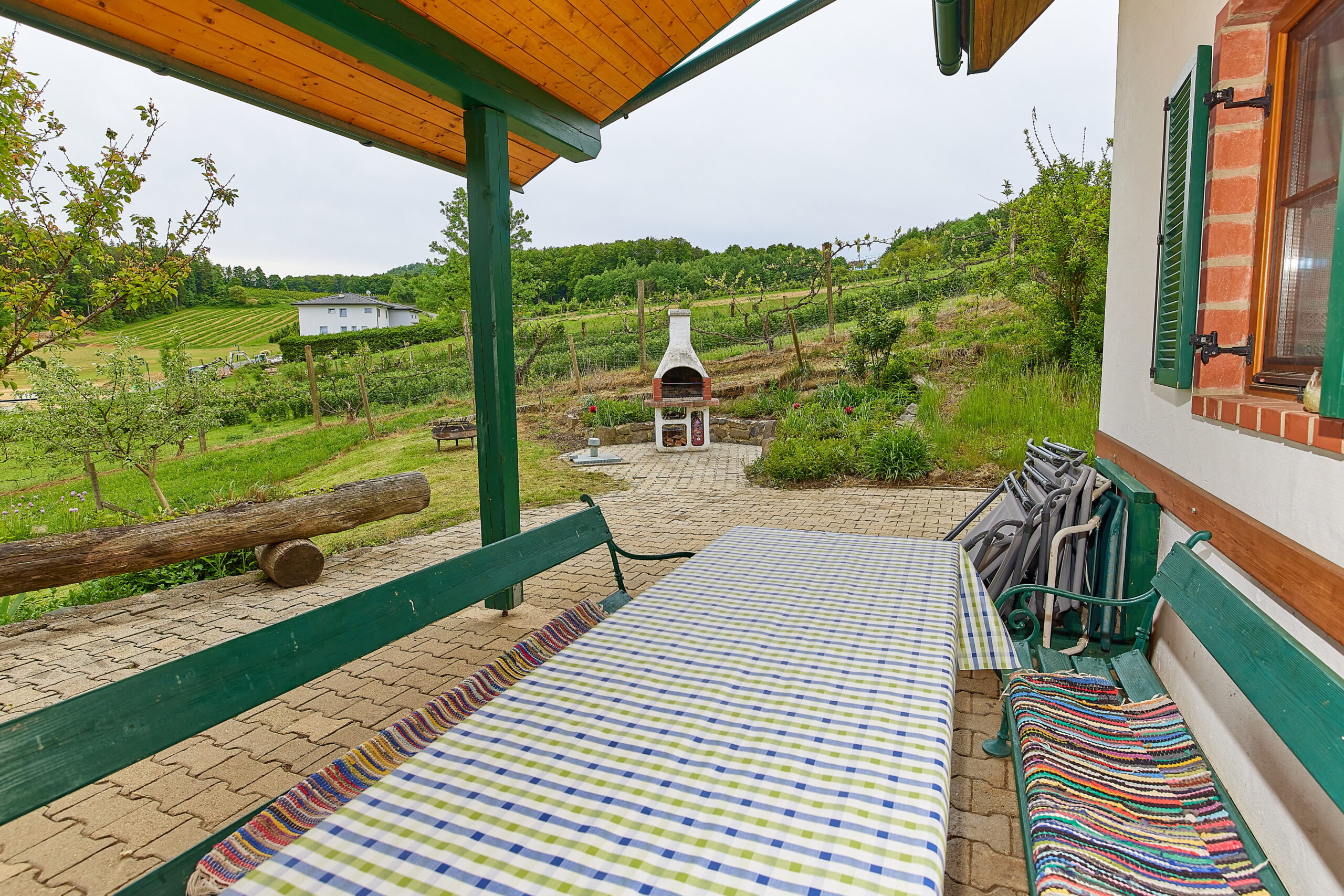 Blick von der Terrasse über dem Grillplatz auf die wunderbare Landschaft.