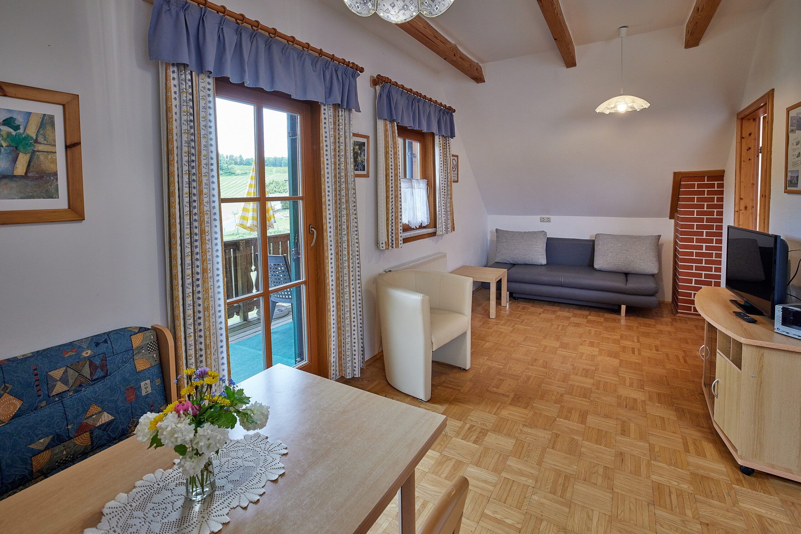 großer Wohnraum der Wohnung Hofblick